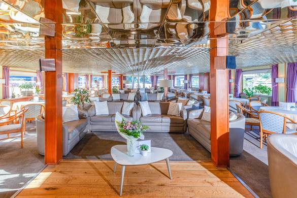 CroisiEurope MS La Belle de Cadix Lounge Bar with Dancefloor 1 ©Alberto Dastis.jpg